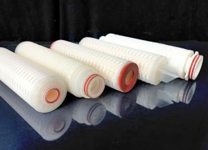 پلی‌پروپیلن یکی از اجزای کلیدی در فرایندهای فیلتراسیون صنعتی و تولید کامپوزیت‌ها است. از فیلترهای آب و هوا گرفته تا بتن مسلح به الیاف و قطعات کامپوزیتی سبک‌وزن، الیاف پلی‌پروپیلن به دلیل ریزساختار منحصربه‌فرد، مقاومت شیمیایی و وزن کم در این حوزه‌ها به کار می‌روند.